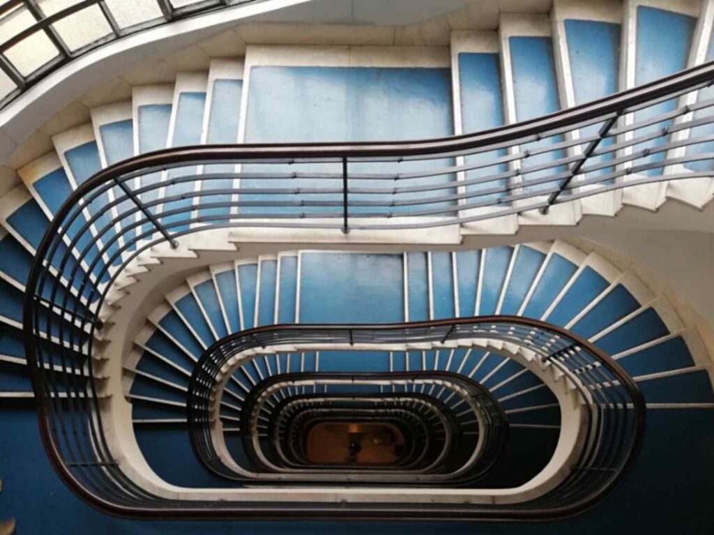 spiral-staircase-building